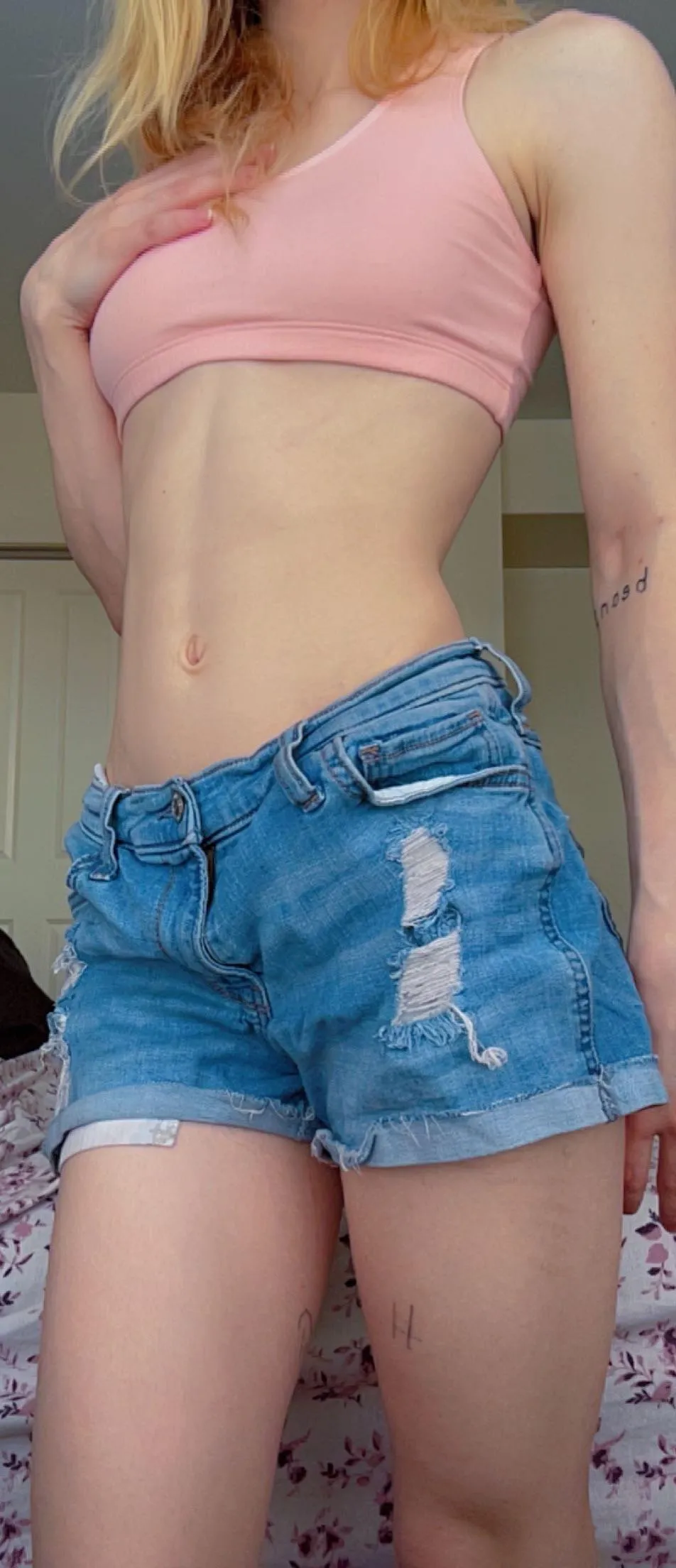 who doesnt love a denim + sports bra combo ;P?