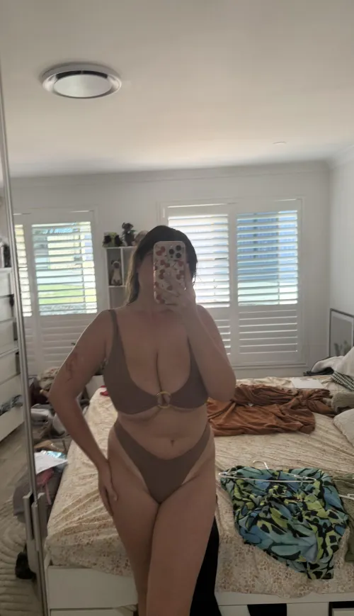 You can buy content through reddit! Just message me 🩷