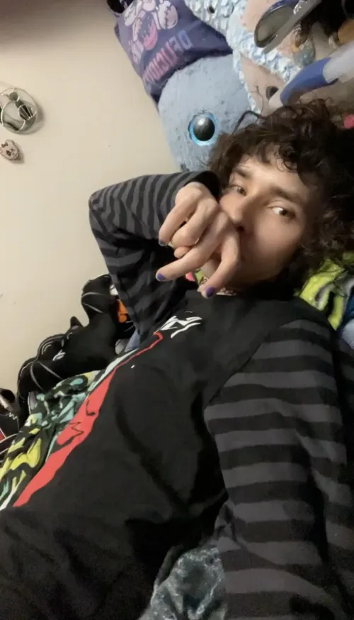 Fluffy haired twink that wears a choker 🧸 Cum play with meee 🥺 DM me if you have any questions about my content 💦