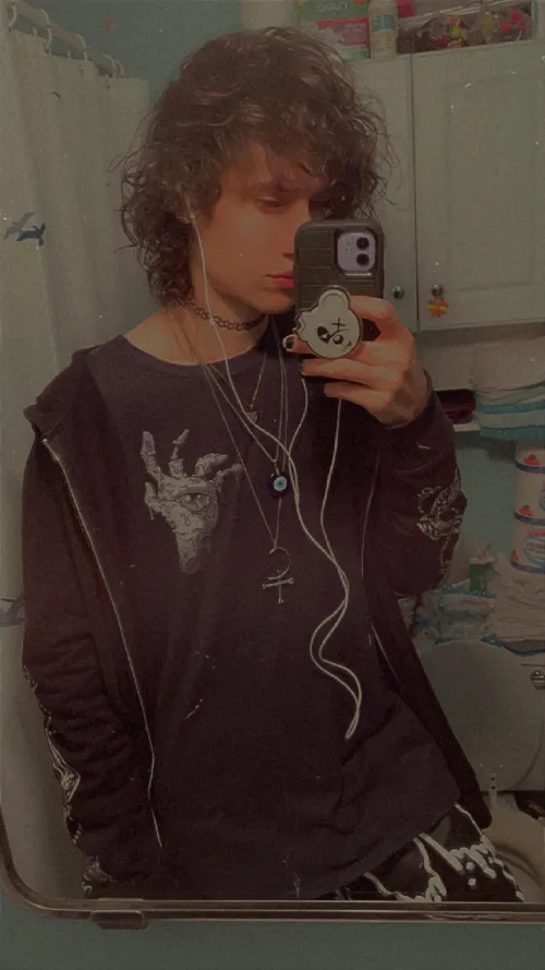 Fluffy haired twink that wears a choker 🧸 Cum play with meee 🥺 DM me if you have any questions about my content 💦