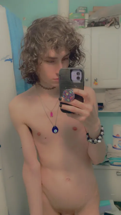 Fluffy haired twink that wears a choker 🧸 Cum play with meee 🥺 DM me if you have any questions about my content 💦