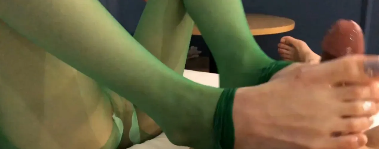 Footjobmin ⭐️⭐️⭐️⭐️⭐️ For the Footjob lovers, this was a fantastic vid. She doesn't show her face, just her body. Shes wearing green stockings and gives an FJ to the guy laying down. She playfully tortures him, she rips her stockings