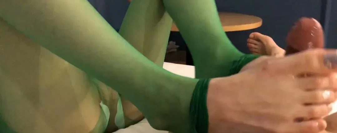 Footjobmin ⭐️⭐️⭐️⭐️⭐️ For the Footjob lovers, this was a fantastic vid. She doesn't show her face, just her body. Shes wearing green stockings and gives an FJ to the guy laying down. She playfully tortures him, she rips her stockings