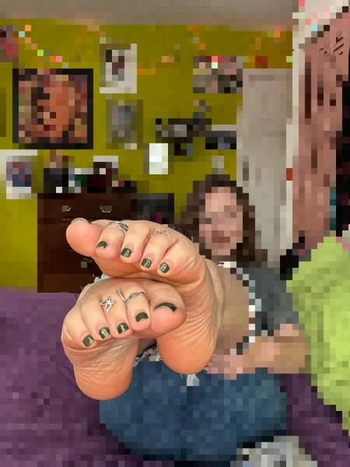 I bet you didn’t even noticed the rest of the picture was pixelated because you’re SO focused on My feet