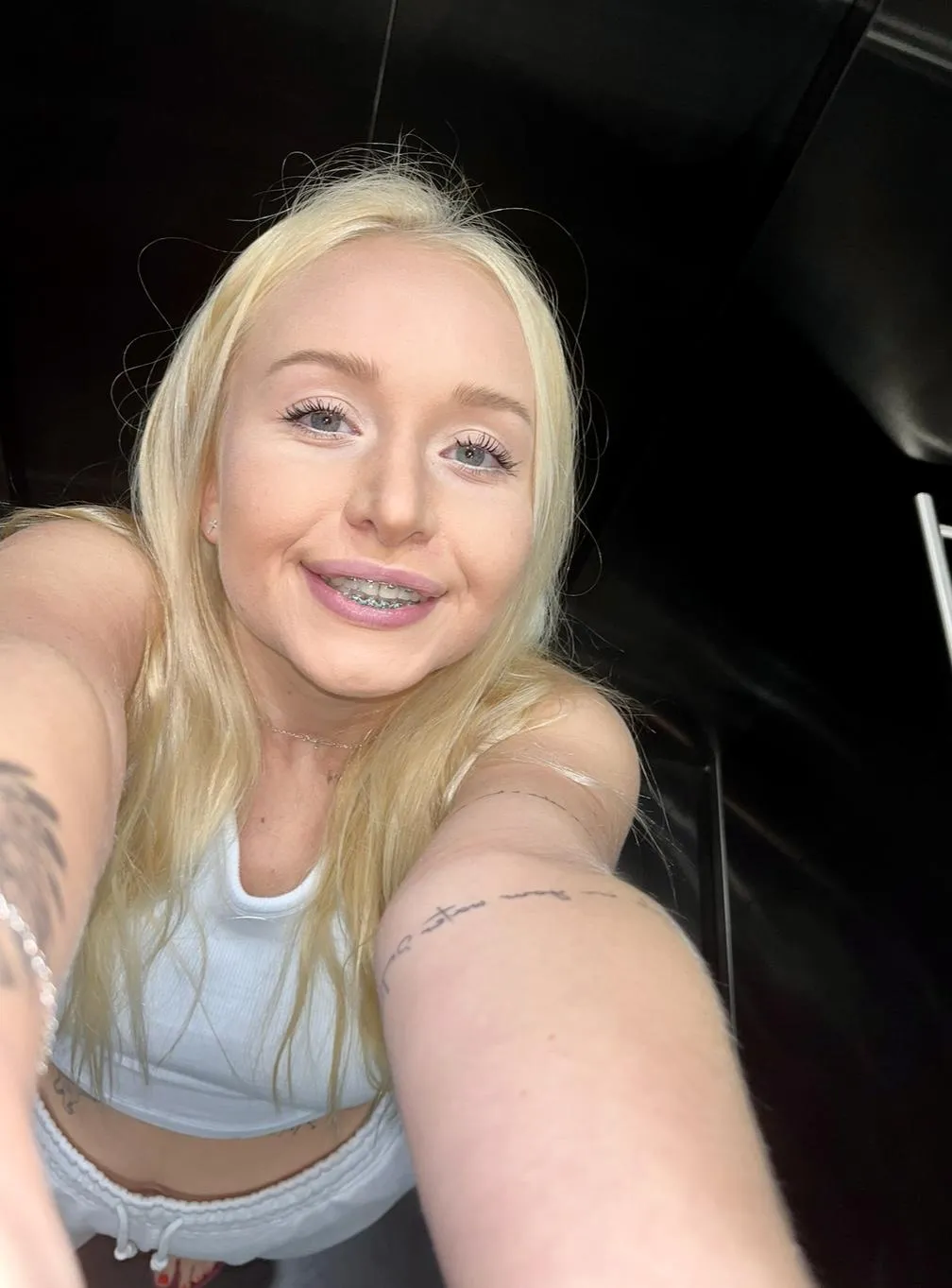 I wanna feel your dick on my braces !!