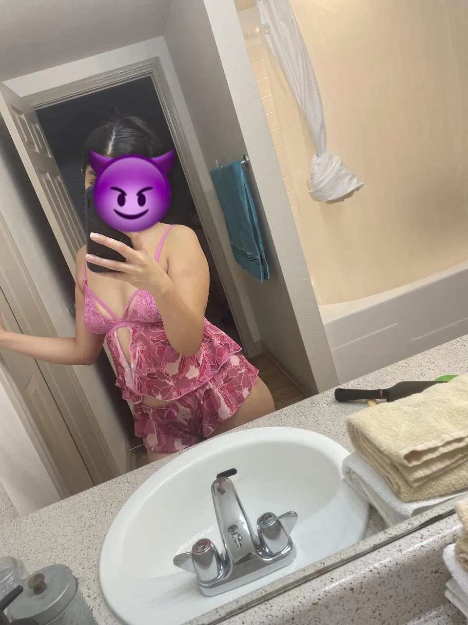 lazyMonday , waiting for baee . Send us dm only single females or couples 😈😈😝