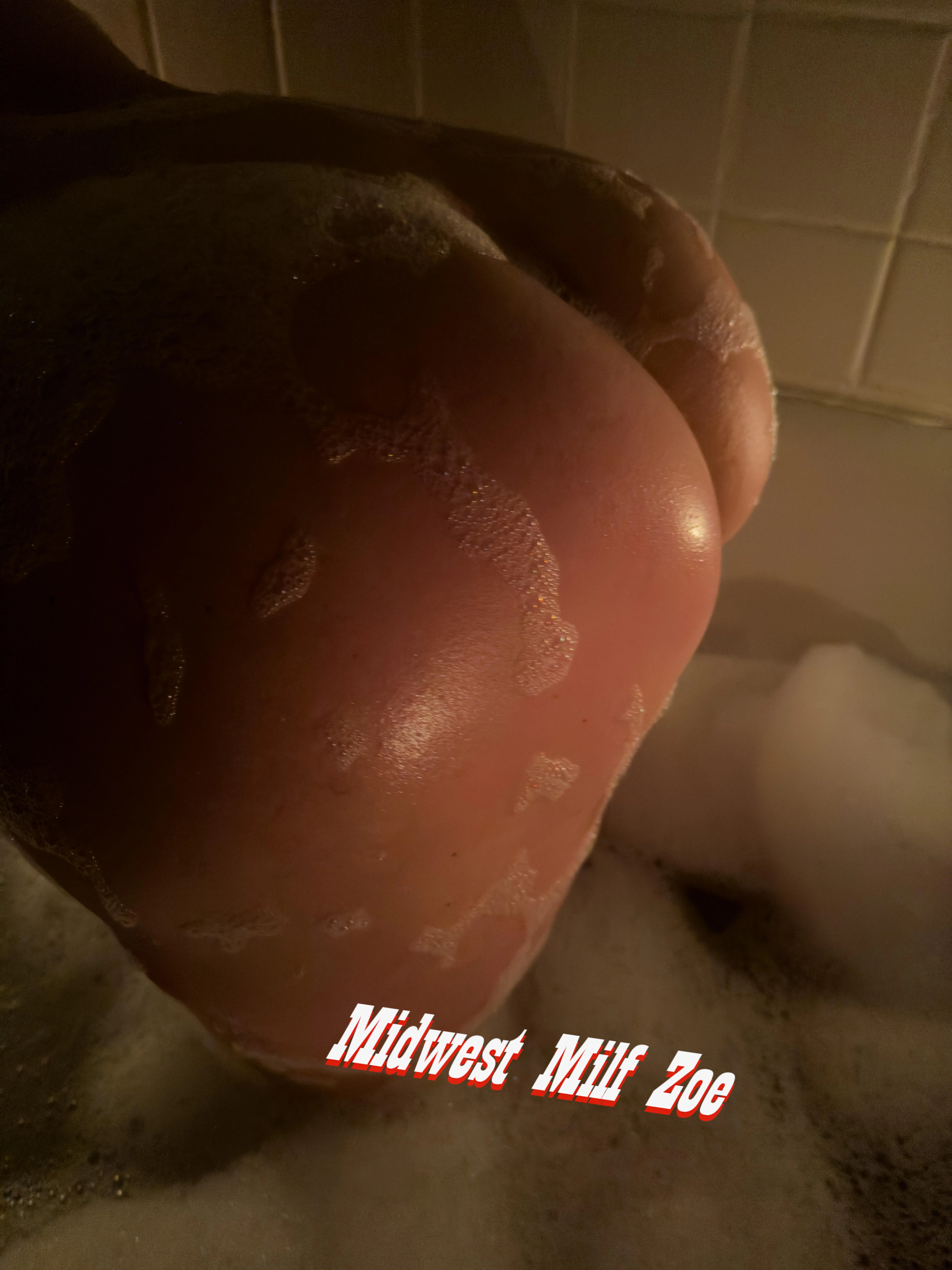 No filters, just curves and confidence. 🍑✨