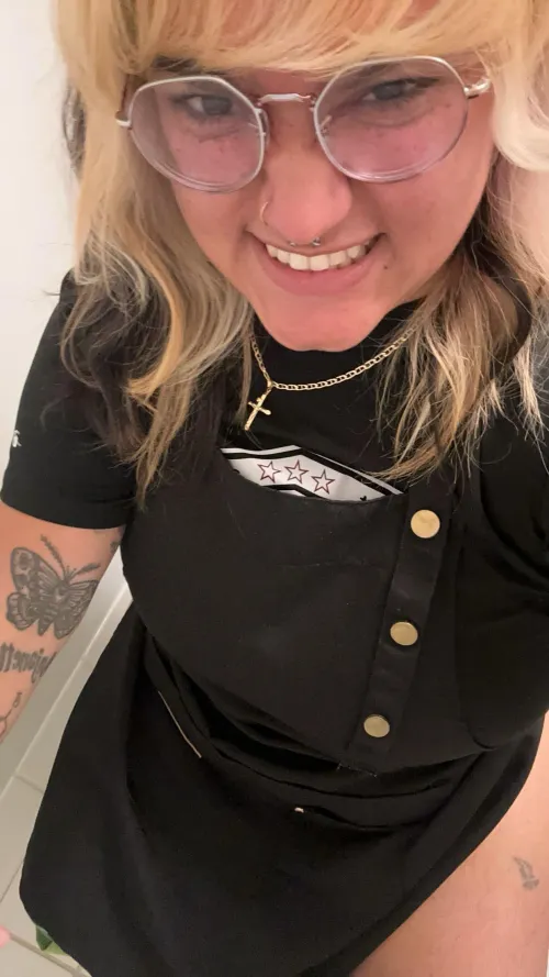 Piss work selfie 💋