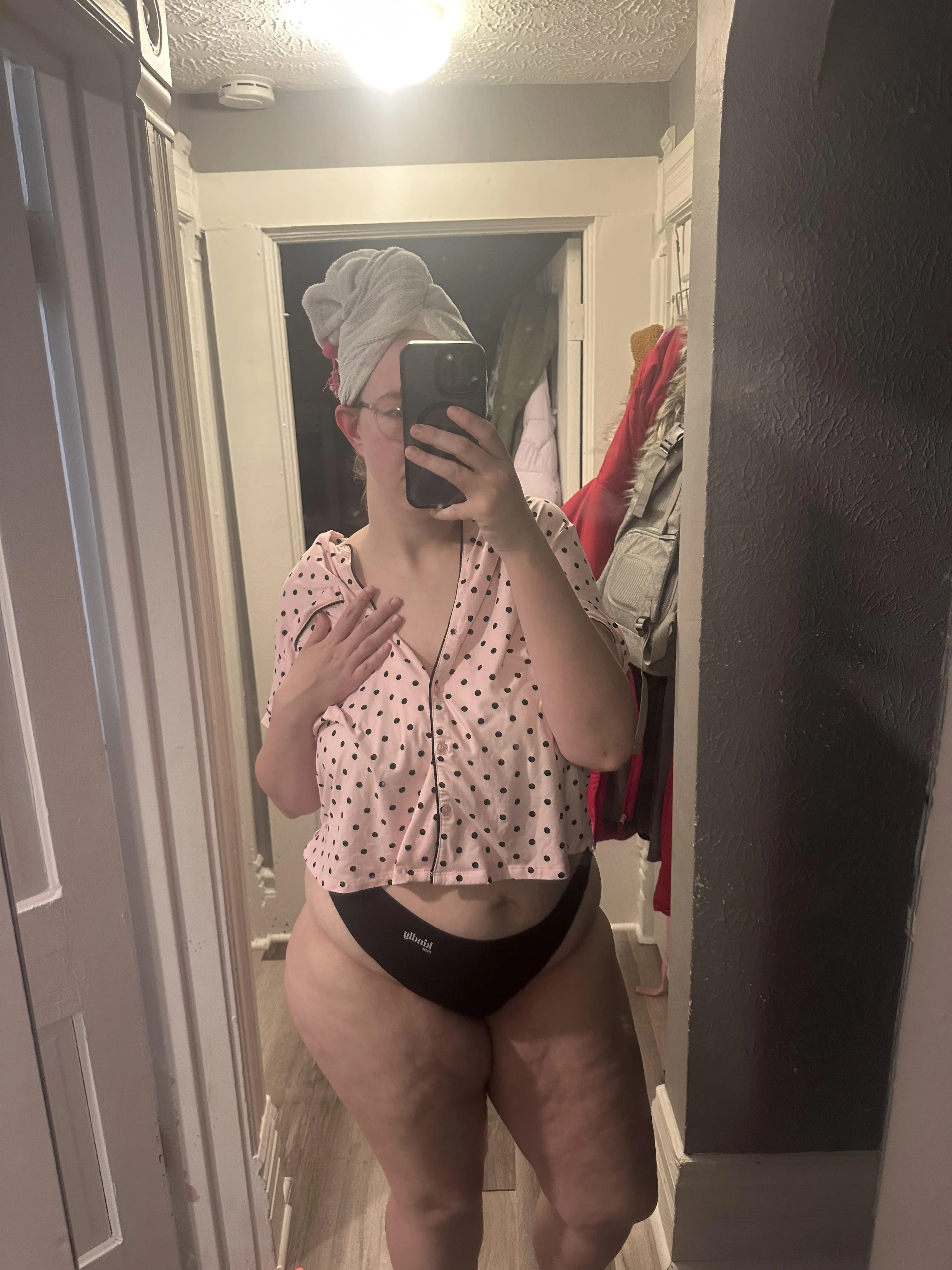 Sexy mommy pjs, missing the bottoms though 🤭😉