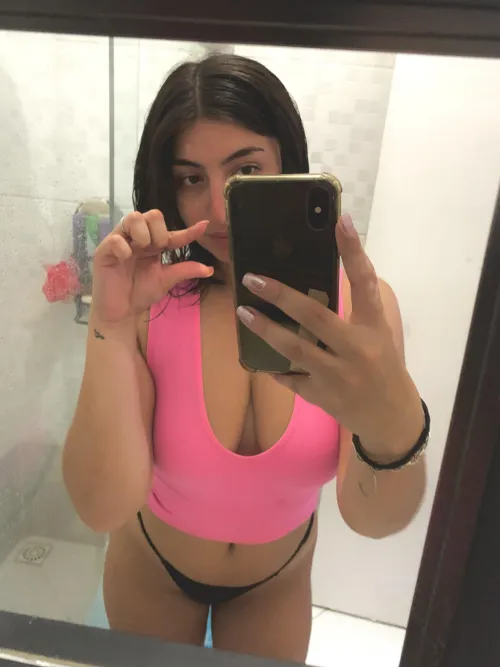 Upvote and say yes if you’re under 5 inches 💋🤏🏻