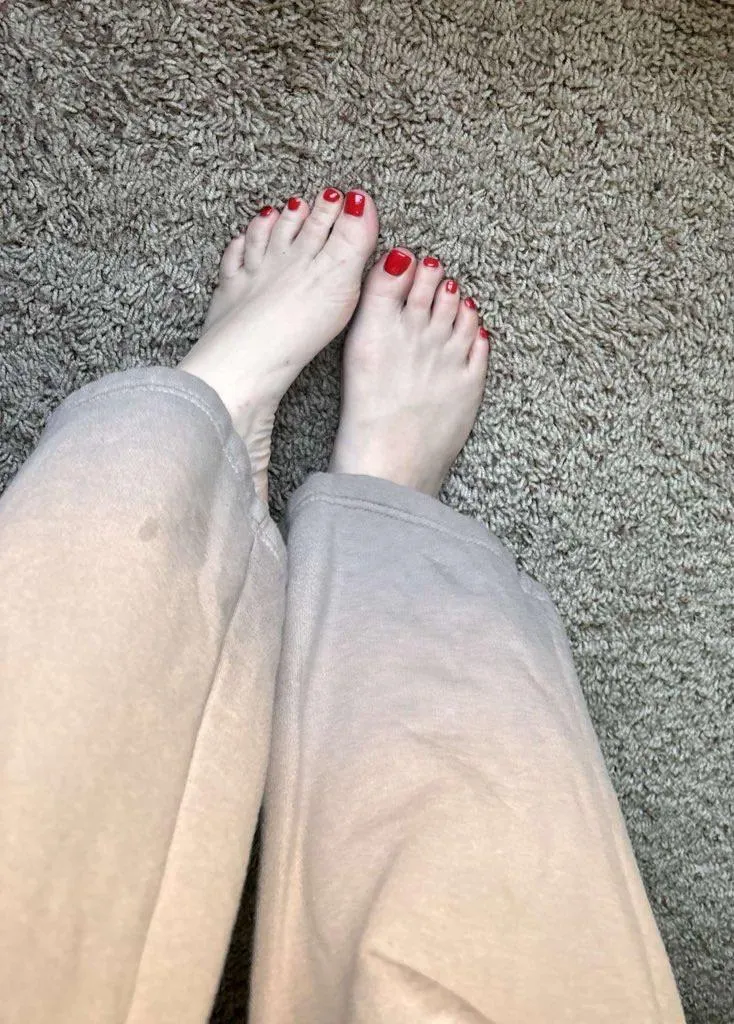 You can’t resist my pretty red toes