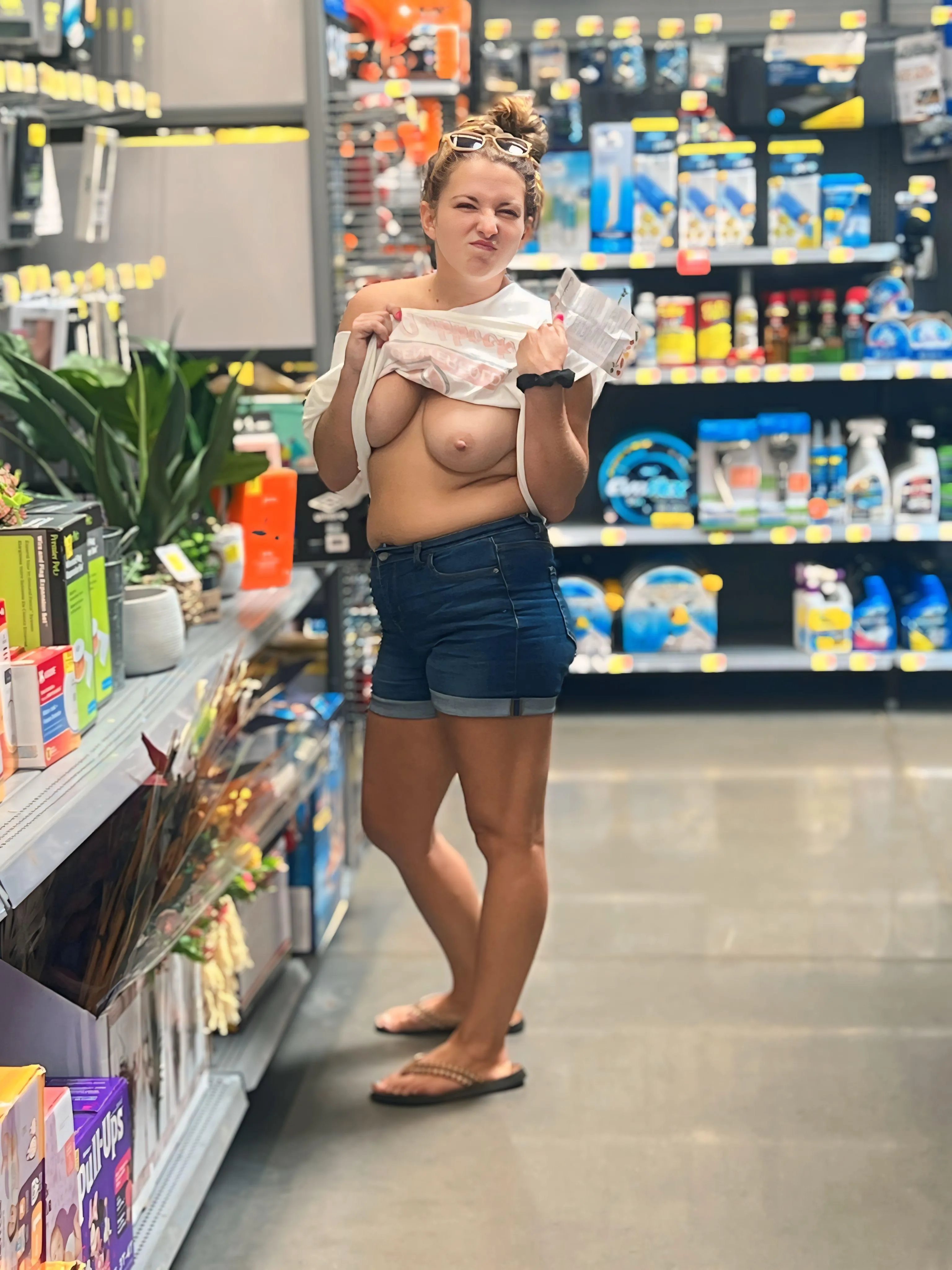 30yr old MILF loose in Walmart