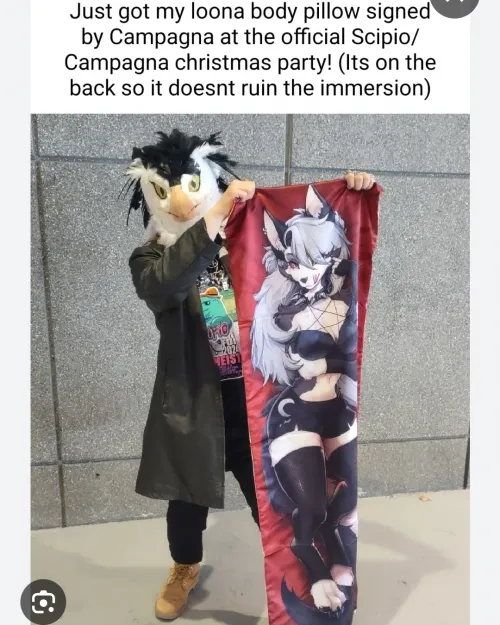 Does anyone know the name of the artist who made the Loona dakimakura?