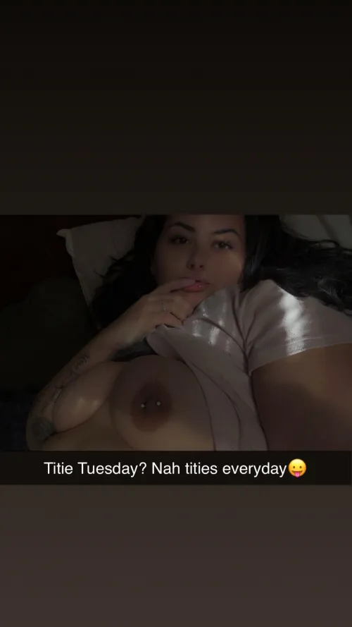 Hey F21 M24 looking for F4F while my man (yours to if you have one) can watch. tonight!NO SINGLE MEN