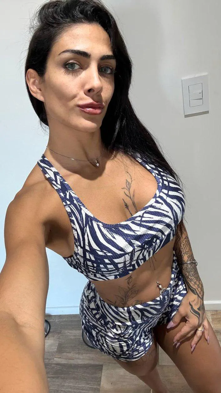 Kisses or squats? Either way, I’ll make you weak. 😏