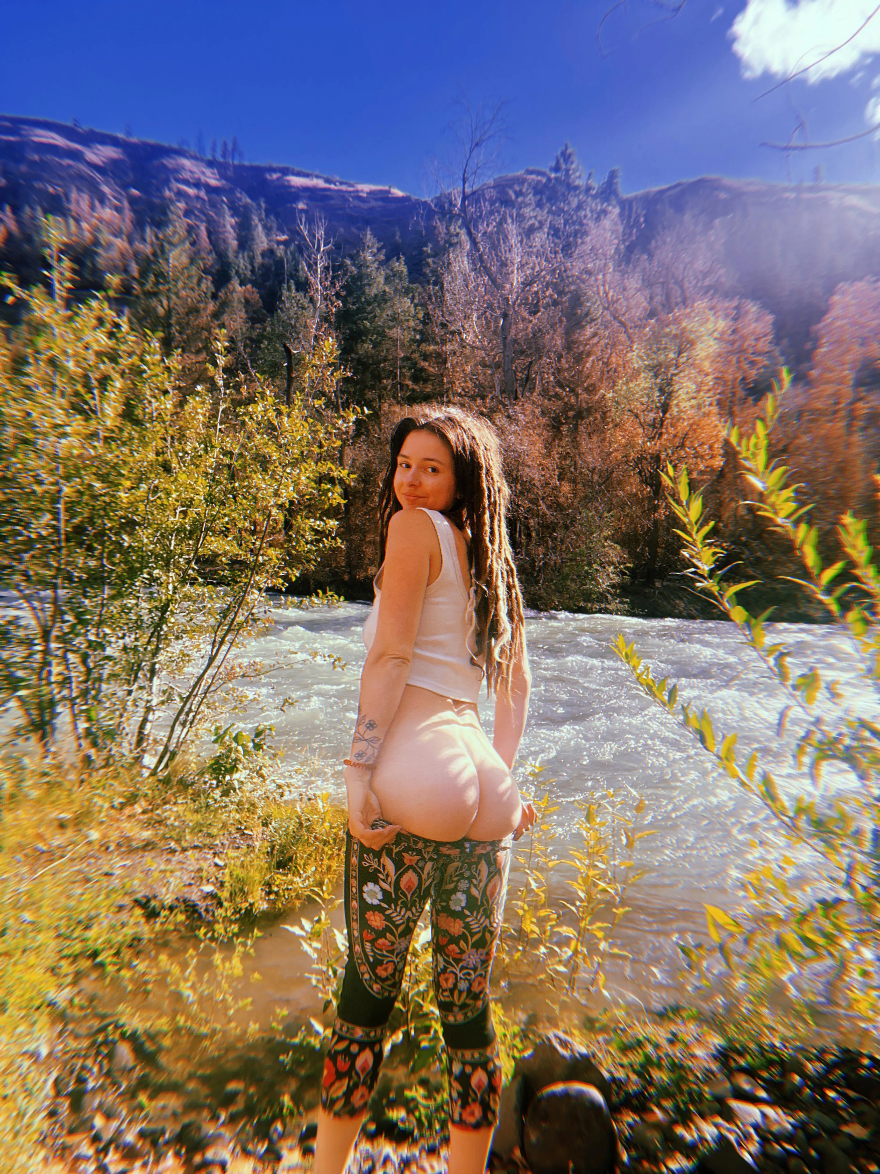 Love when people drive by and see me taking nudes 😜