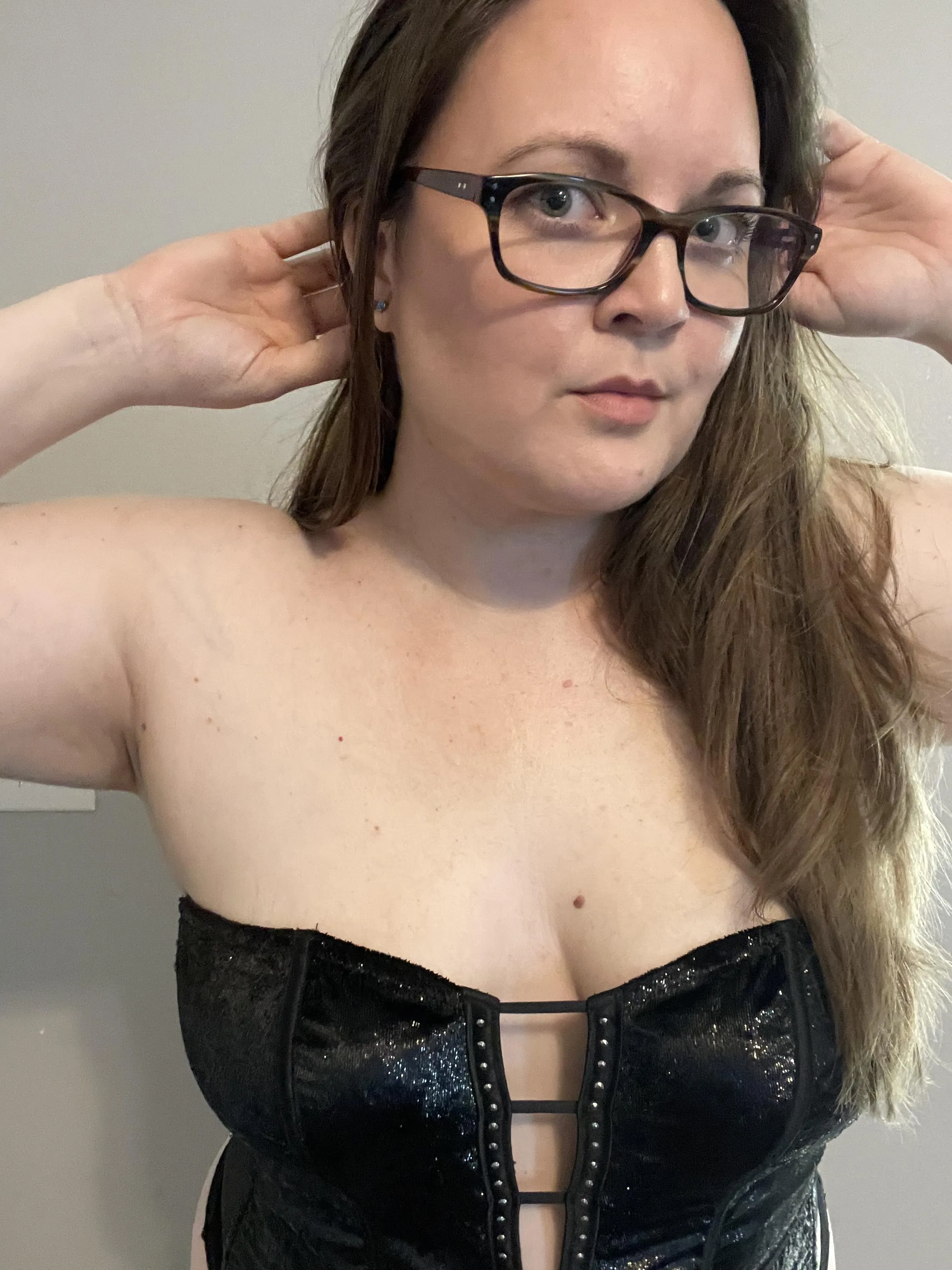 [selling] I offer customs, premade, sext, GFE, femdom, and used panties and socks.