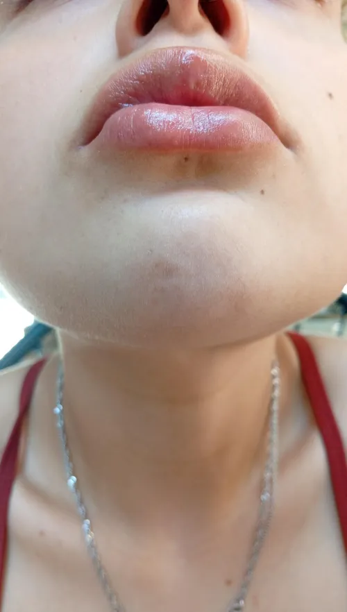 Very close so you can see that this gloss makes my lips sexy but weird haha