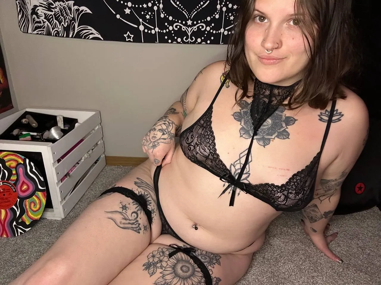 Your new fav goth bimbo ready to rock your world