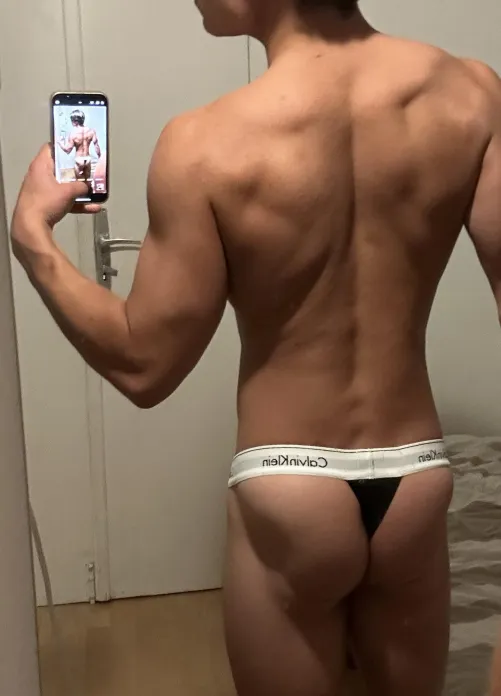 (20)Rate my butt from 1 to 10