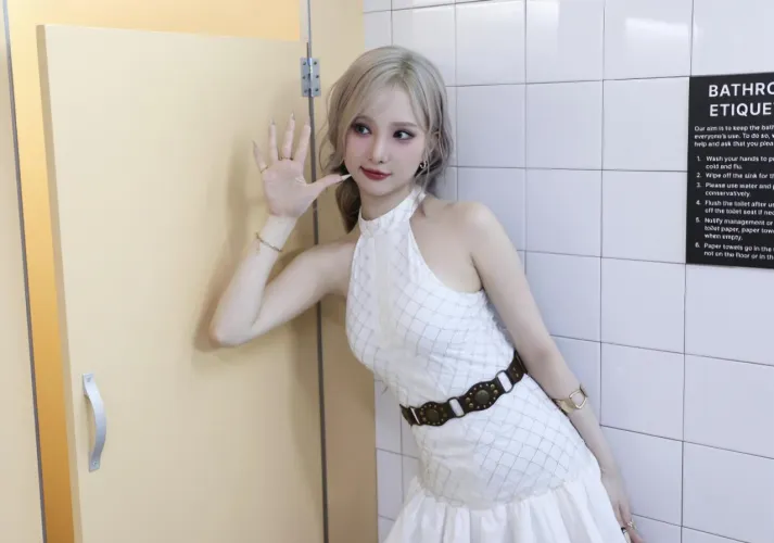 5000 Won. That’s how much Eunha asks for to drain the balls of strangers in public toilets using her lips. And yet, she’s never once offered you even a handy as your gf. 