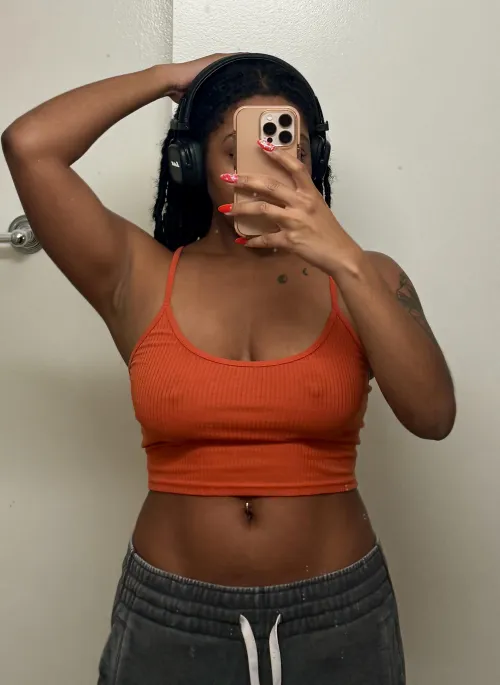 A cozy Friday night for Goddess Amber 🖤