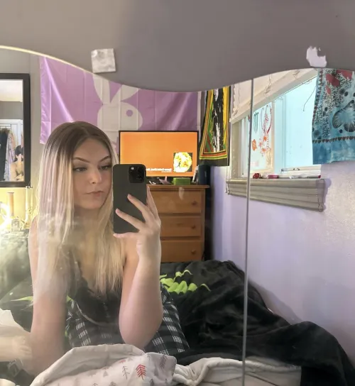 Been inside all day long bored asf, come hmu I need some attention💕 please and thank you.. 😌