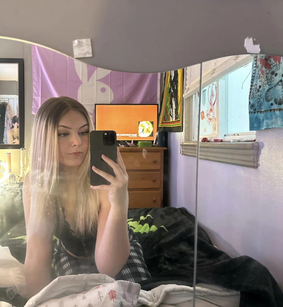 Been inside all day long bored asf, come hmu I need some attention💕 please and thank you.. 😌