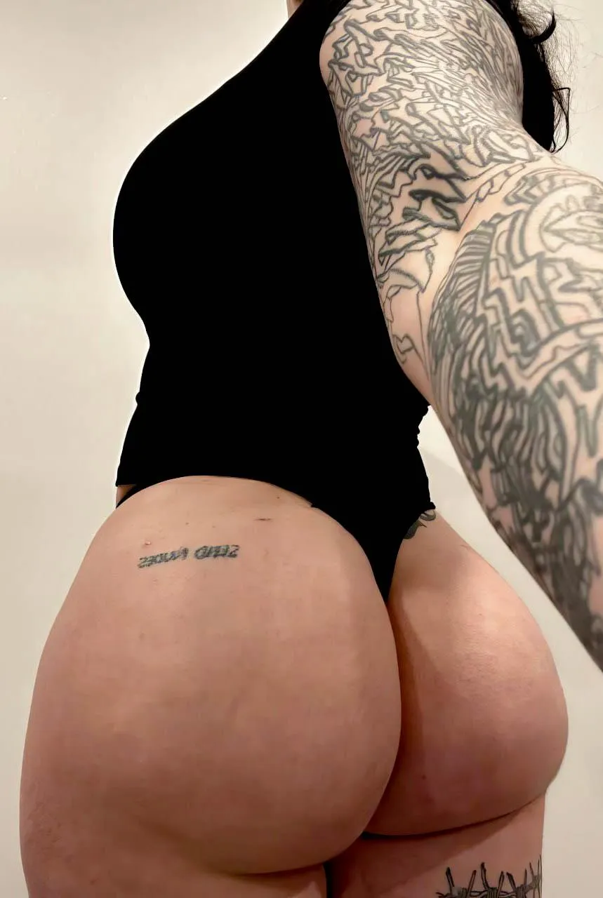 Describe this using 1 emoji and comments receives naughty gifts