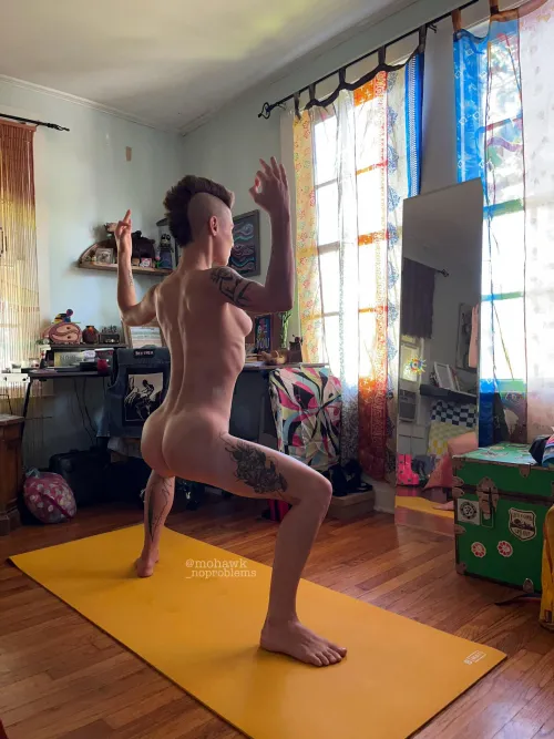 Just some absolutely rad yoga booty. Thought you might like 🥰