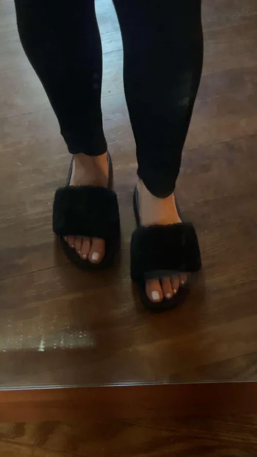 New pedicure in my need sandals 🥰