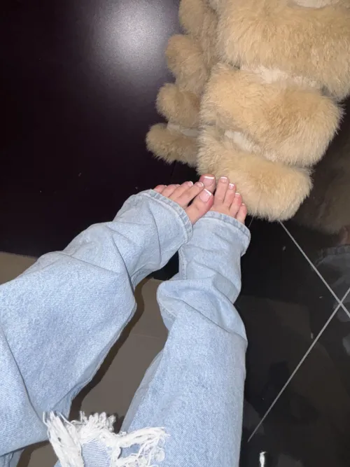 Quick washroom break with my toes out