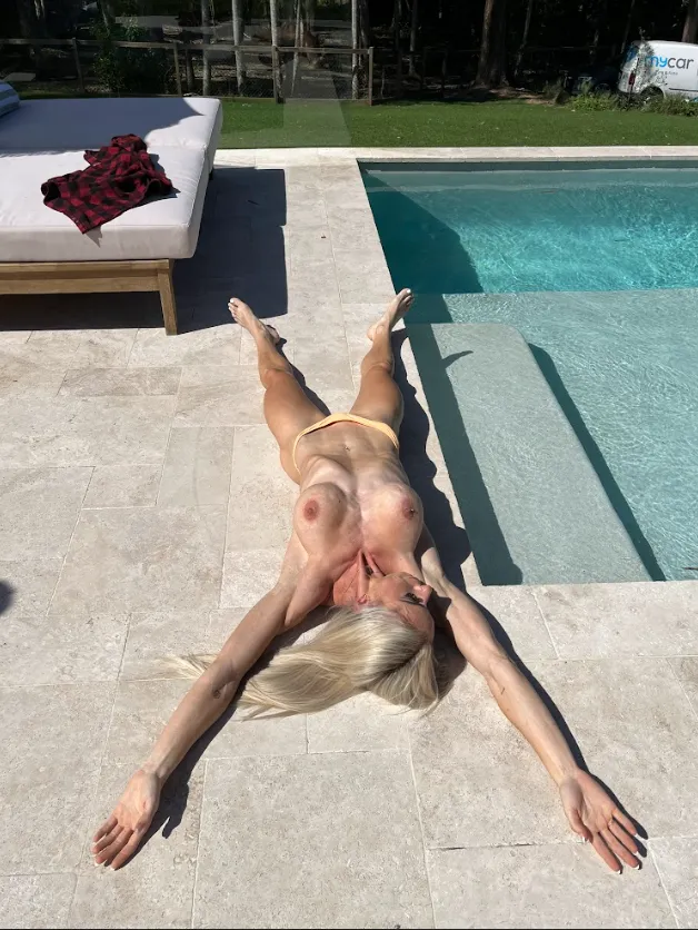 risking it all trying to hypnotize you with my curves