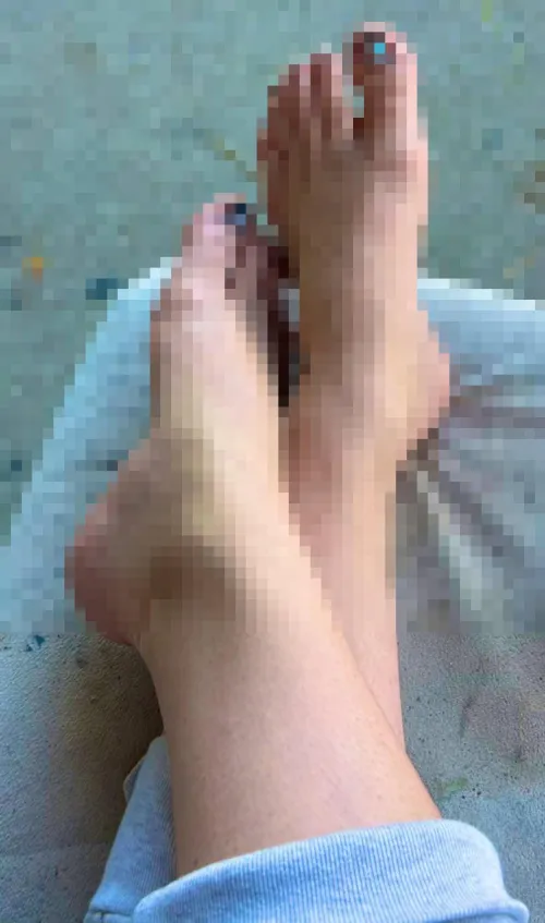 To all you loser virgins, gooning over my pixelated feet, Send tribute!
