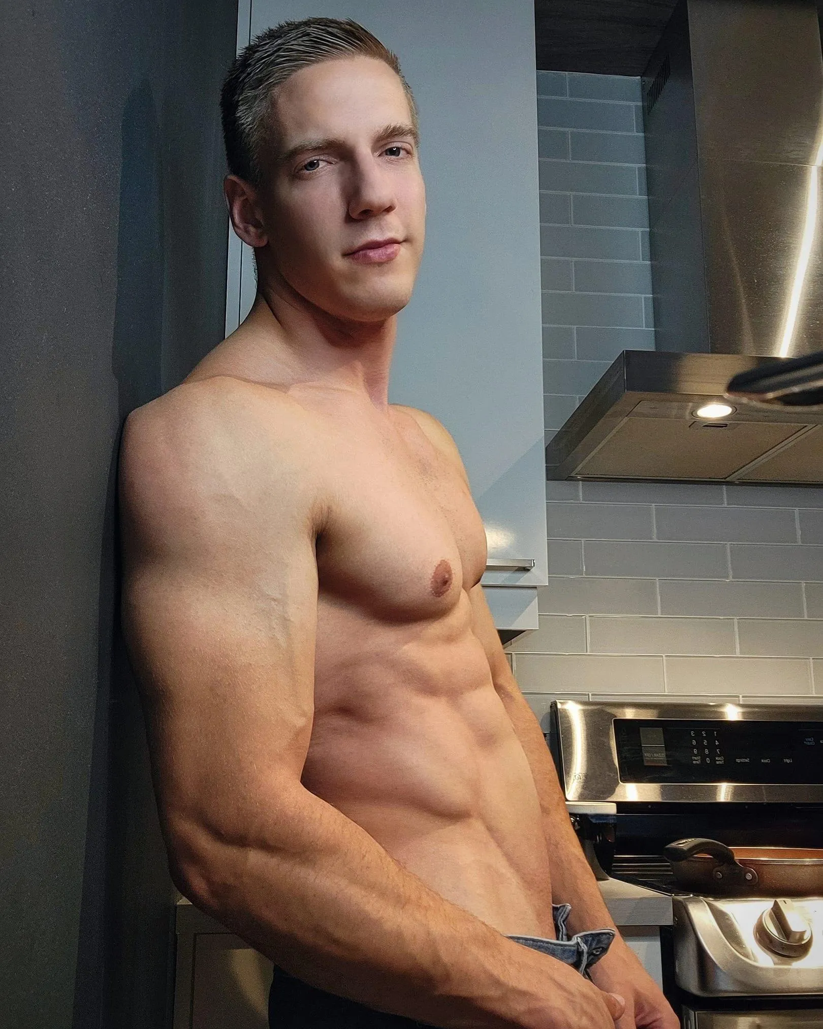 Would you worship Daddy's muscles 💪🏼😏..?