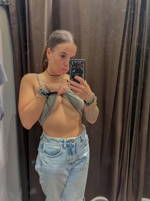 Würdest du mich auch in der H&M Umkleide ficken wenn ich verspreche ganz leise zu sein ? 🥵