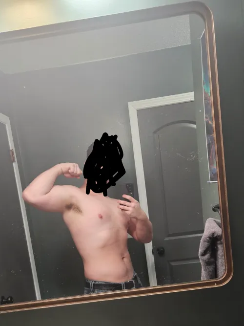 21m Looking for some late night head. Would prefer females but will do guys with no facial hair. I get off work at 11. Dm if interested.