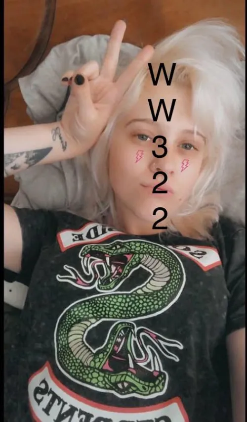 32 [F4F] kneel before me and accept your place! 😈