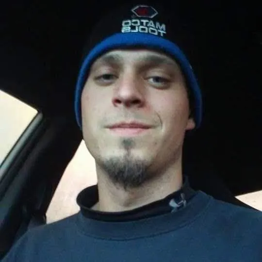 35 hung and good looking. Needing some strange. Wanna fill you up