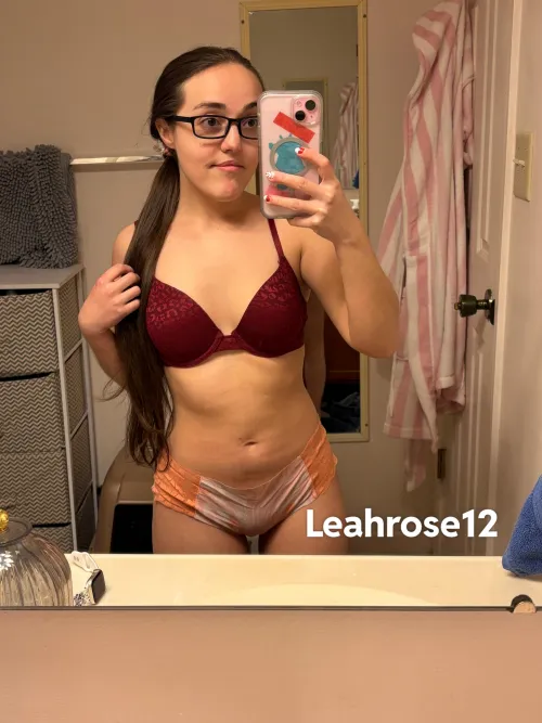 4’8 petite ❤️ I do b/g and solo content!