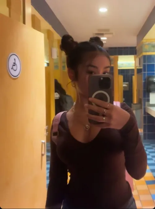 Hii I just graduated high school and I’m 18 looking for a sugar daddy