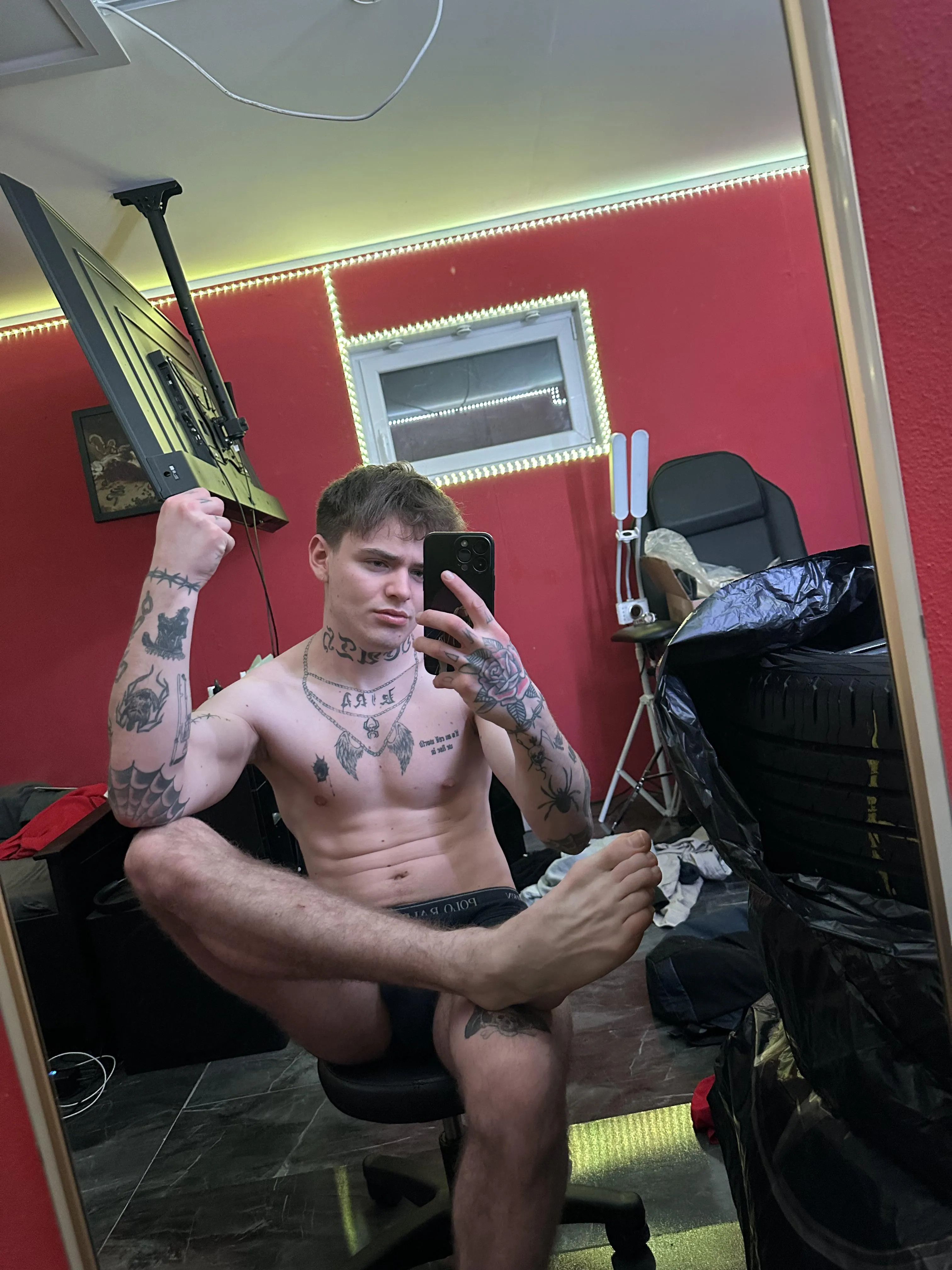 i know you wanna lick my feet