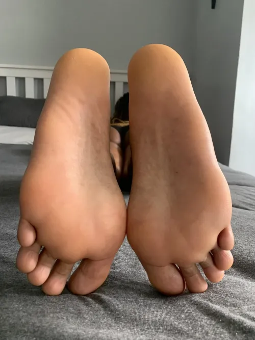 I see you throbbing for these big soles 😏