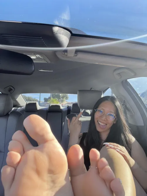 let me hold ur money in between my toes 🤭