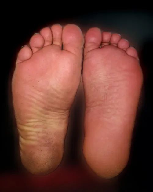 My poor right foot hurts and is exhausted from doing all the work everyday, can you clean it and moisture it for me? ❤️