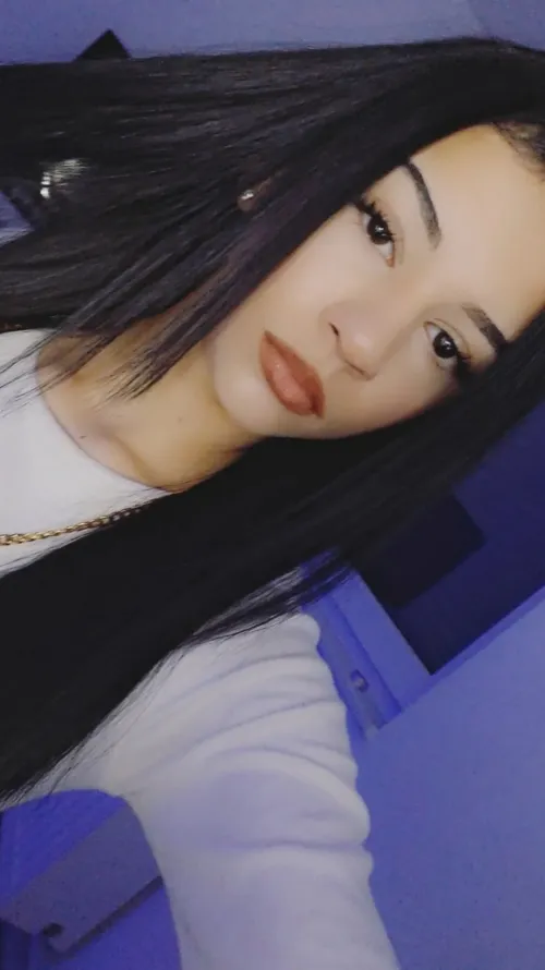 Need a sugar daddy, DM me (only online)