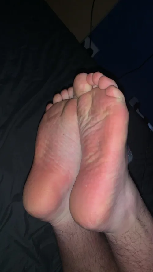 Scrunched up little feet 🥰