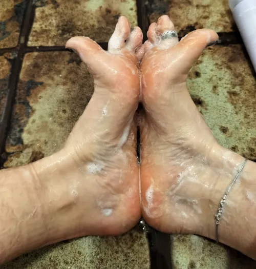 Shower feet