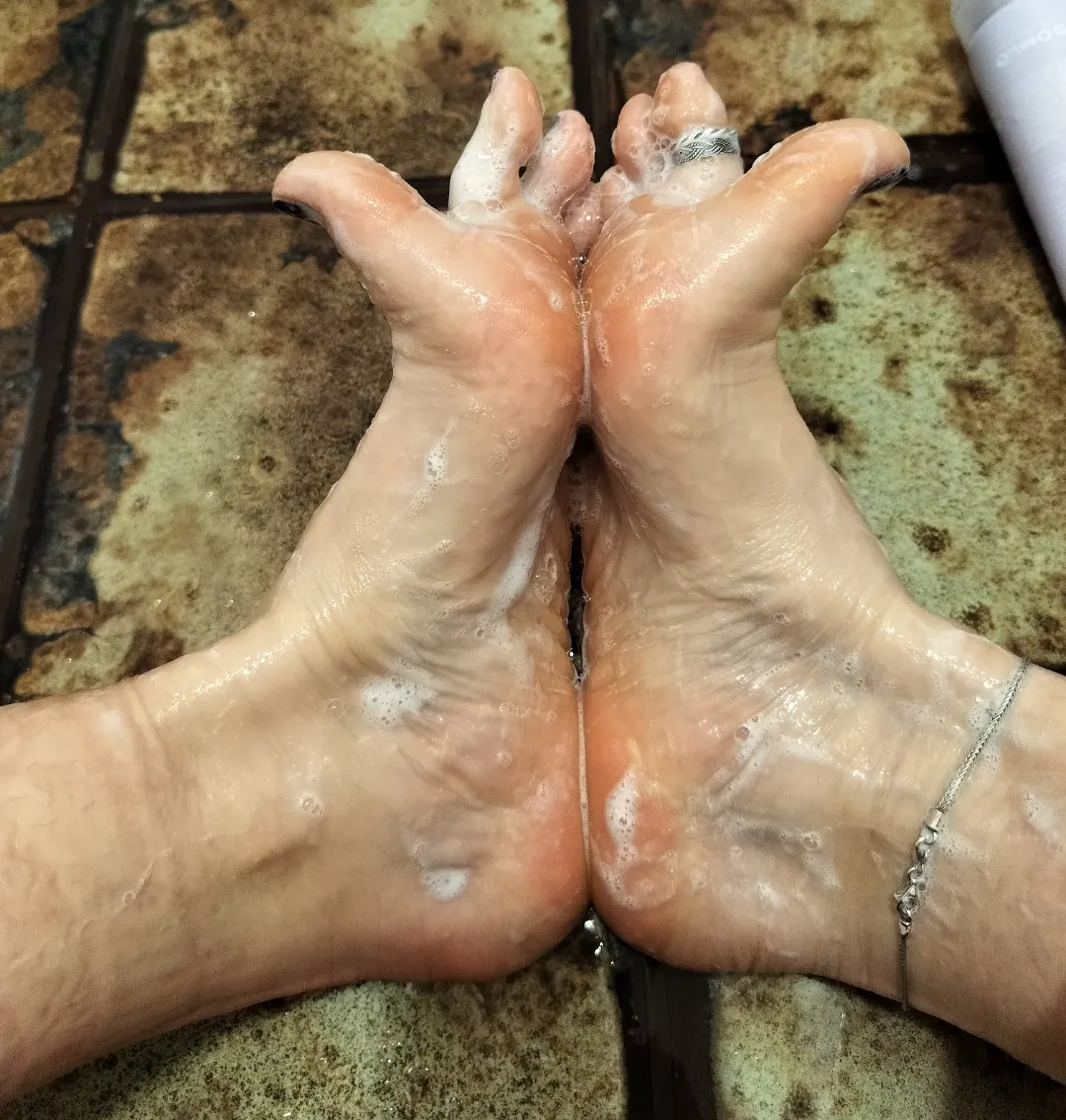 Shower feet