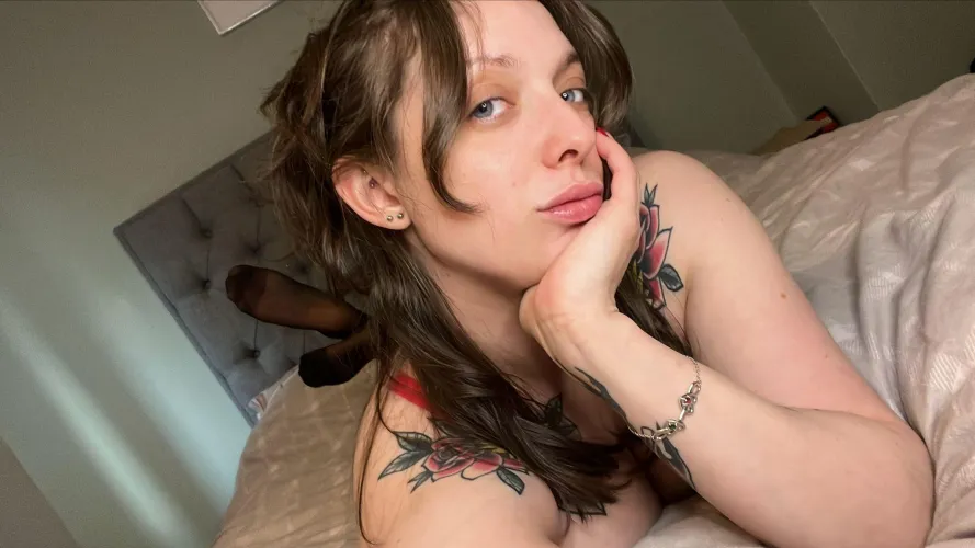 Somebody come on my page and entertain me please😘